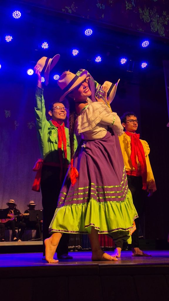 Amigos y compañeros de baile estuvieron en el escenario
