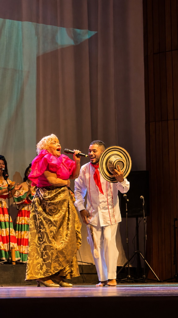 Cantores en escenario folklórico