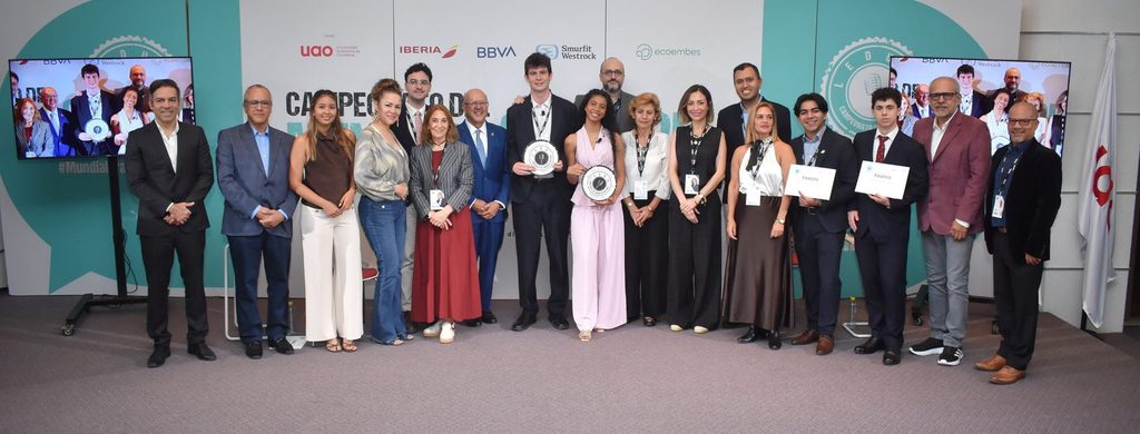 Participantes finalistas y jurado del Mundial de Oratoria en Español