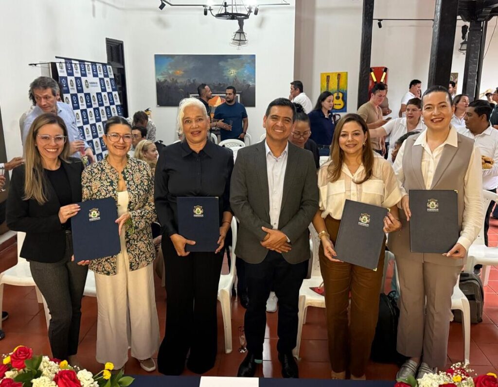 Foto social de la UIS recibe la distinción José Elías Puyana 