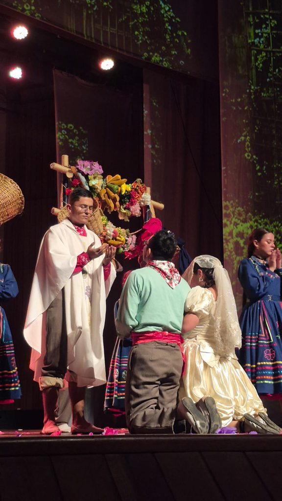 Situaciones de la cotidianidad llevados al escenario en una puesta de danza que disfrutan los asistentes