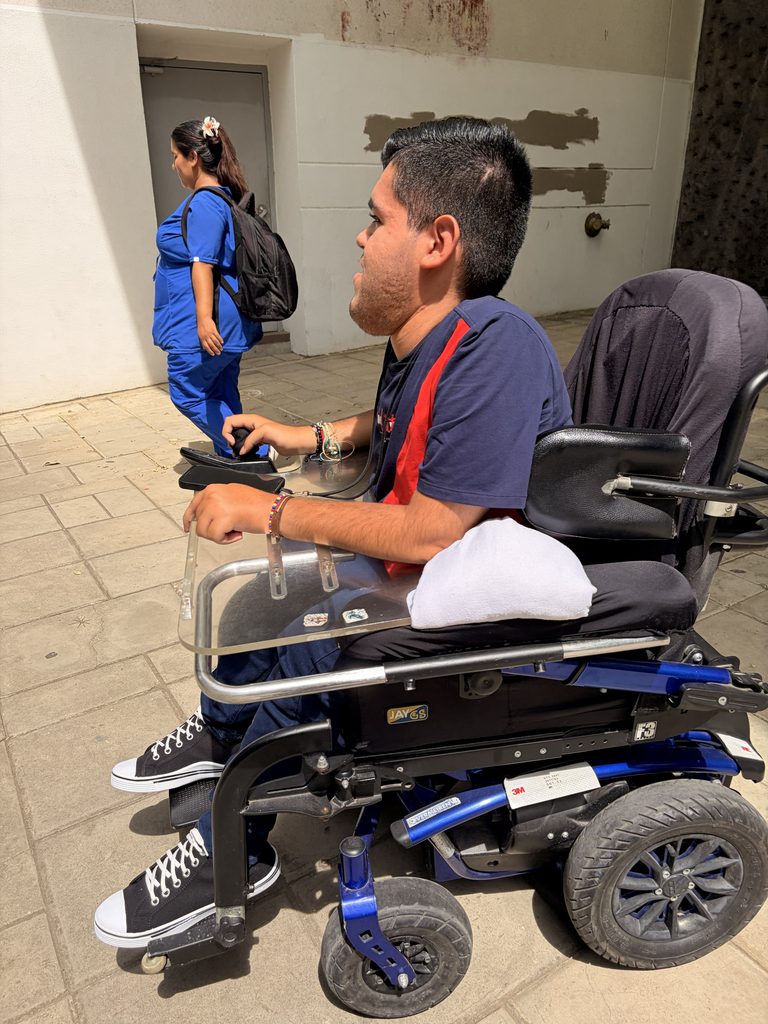Daniel Eduardo Zapata junto a su enfermera Tatiana, movilizándose por el campus principal