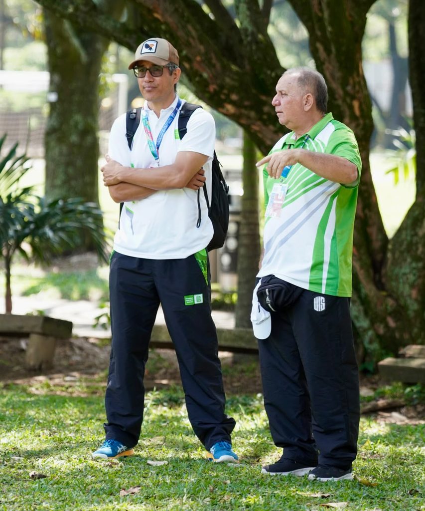 Jorge Enrique Buitrago, director del Departamento de Educación Física y Deportes junto a delegados UIS.