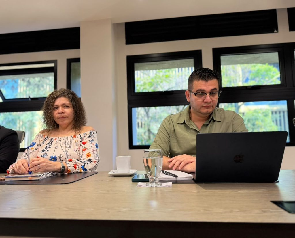 Directivos de la Escuela de Idiomas UIS durante la reunión de bienvenida a los pares académicos.