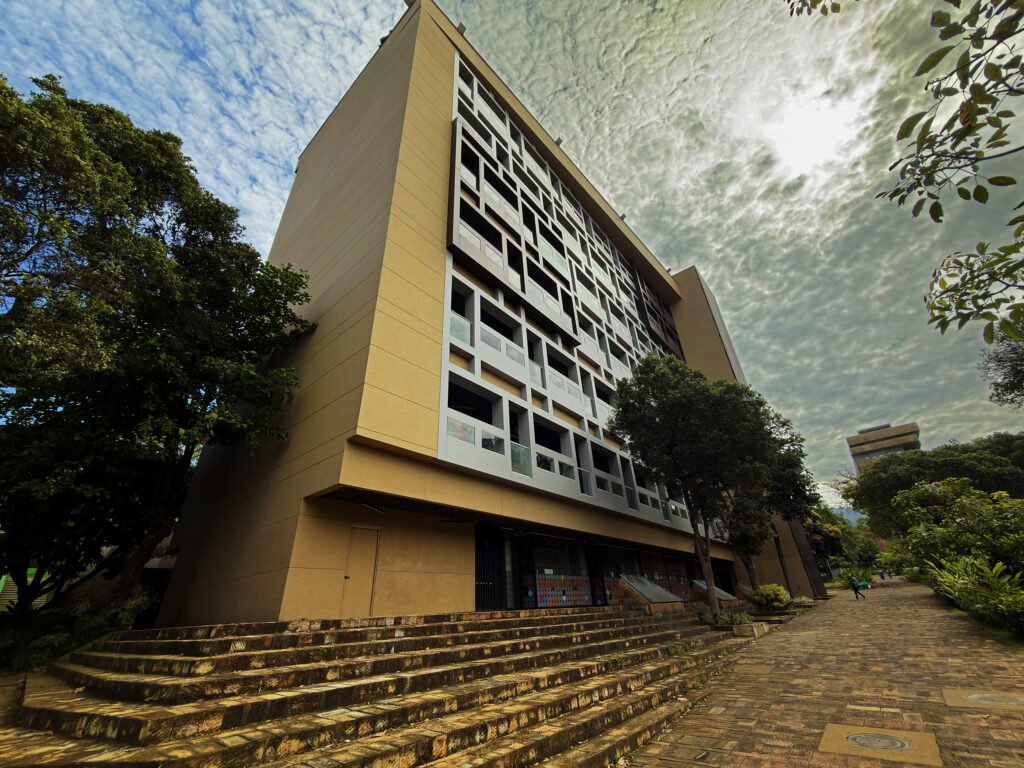 Fotografía del edificio edic UIS fachada lateral posterior.