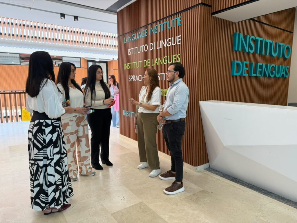 Integrantes de la UNIOC, UDES y UNAB conocieron las instalaciones del Instituto de Lenguas y su portafolio de servicios.