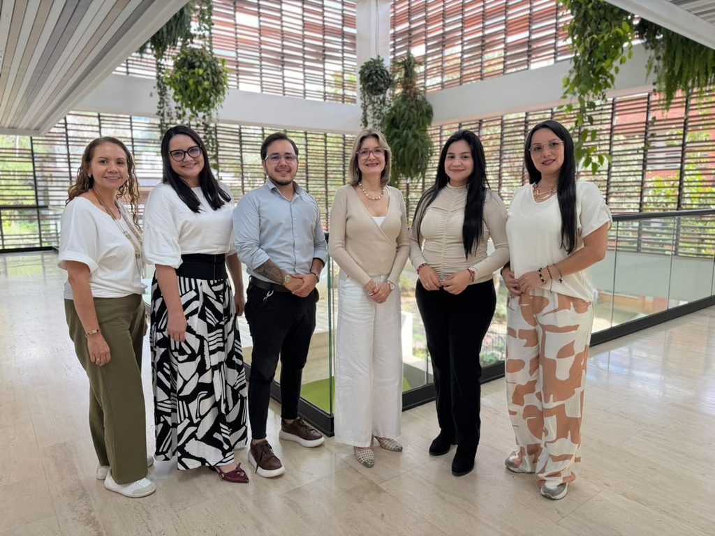 La vicerrectora académica UIS recibió a las representantes de educación superior de Bucaramanga y Manizales, compartiendo experiencias exitosas.