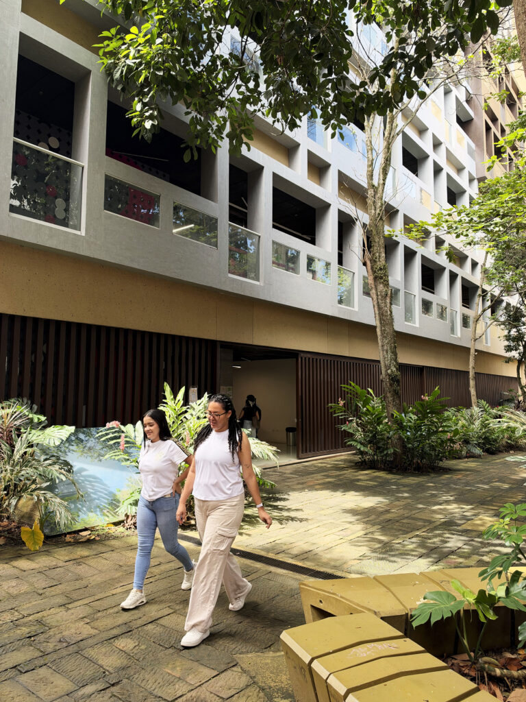 Estudiantes caminan por la zona externa del edificio EDIC UIS