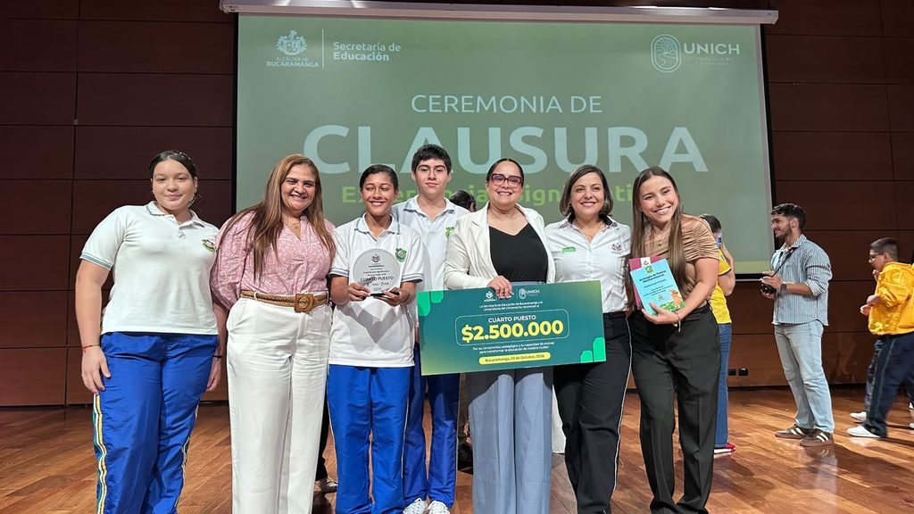 Entrega premio a la profesora Yésica Andrea Nieto Lascarro