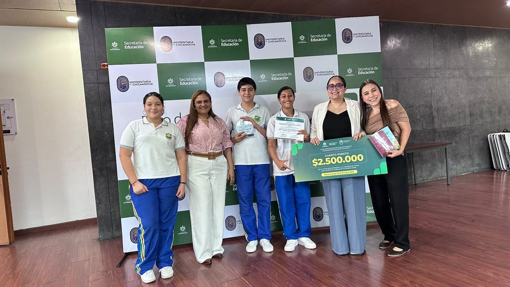 profesora Yésica Andrea Nieto Lascarro y estudiantes