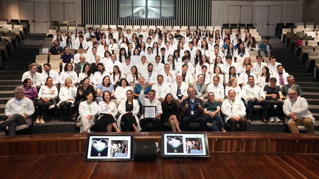Doctor Rosendo Castellanos junto a profesionales de la salud