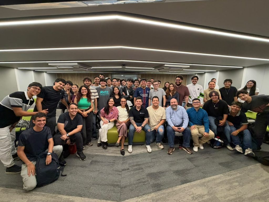 Representantes de EA Colombia con estudiantes y profesores de la UIS