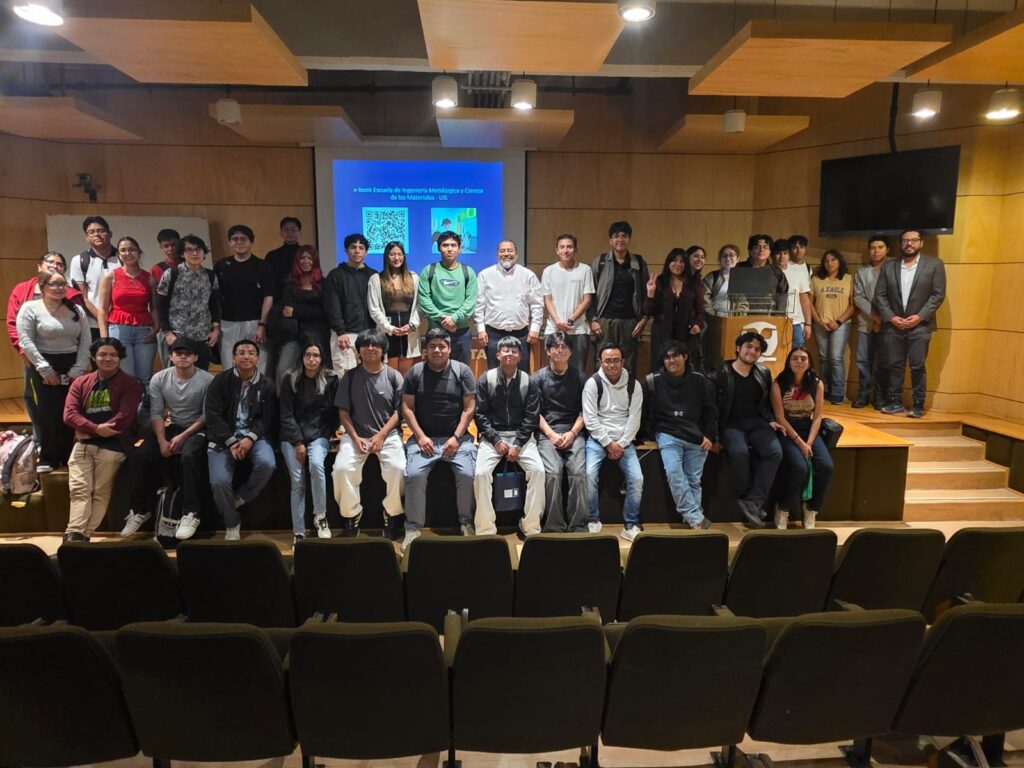 Estudiantes de la UNAM con el profesor de la UIS Ángel Meléndez. 