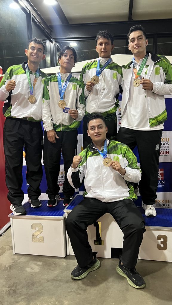 Imagen que muestra a deportistas de karate con su medalla de oro