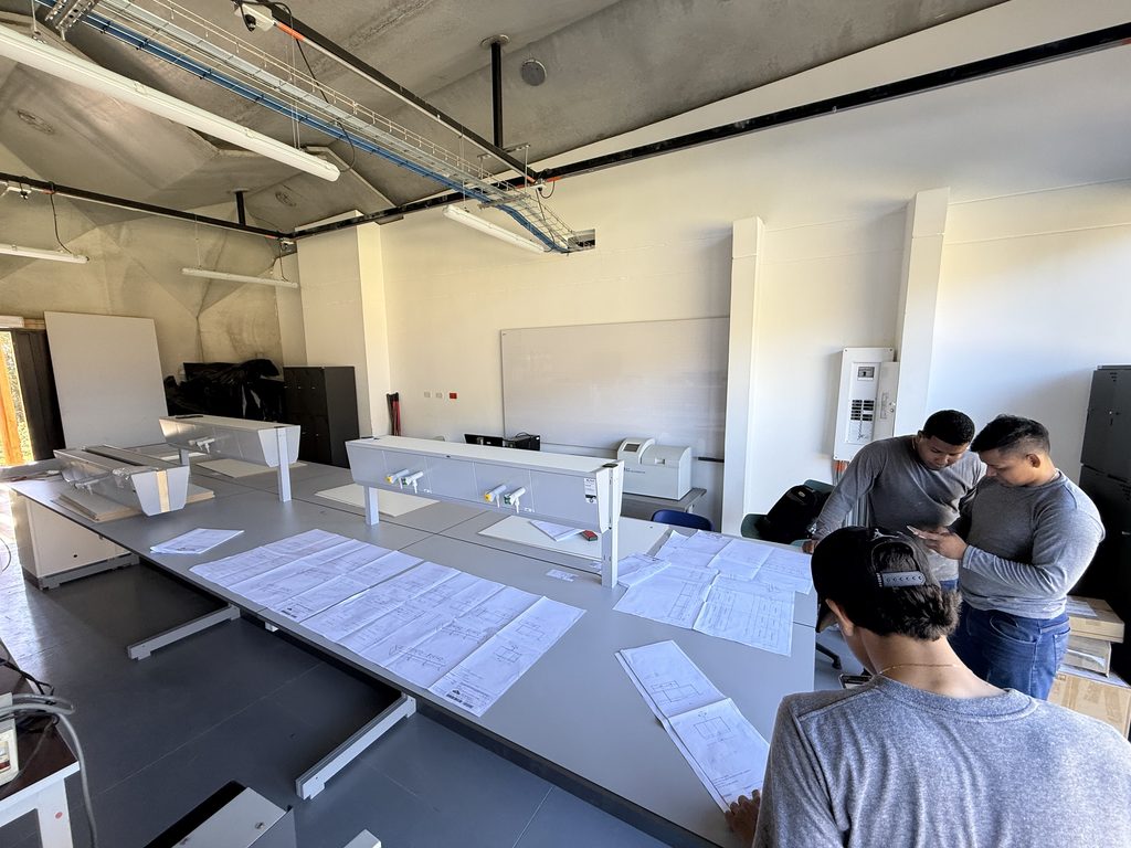 Instalación de mesones en la UIS Málaga