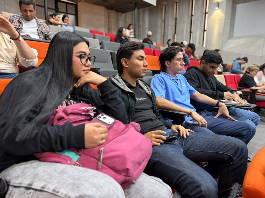 Estudiantes de pregrado de la Escuela de Ingeniería de Petróleos asistieron a la conferencia de apertura del evento.