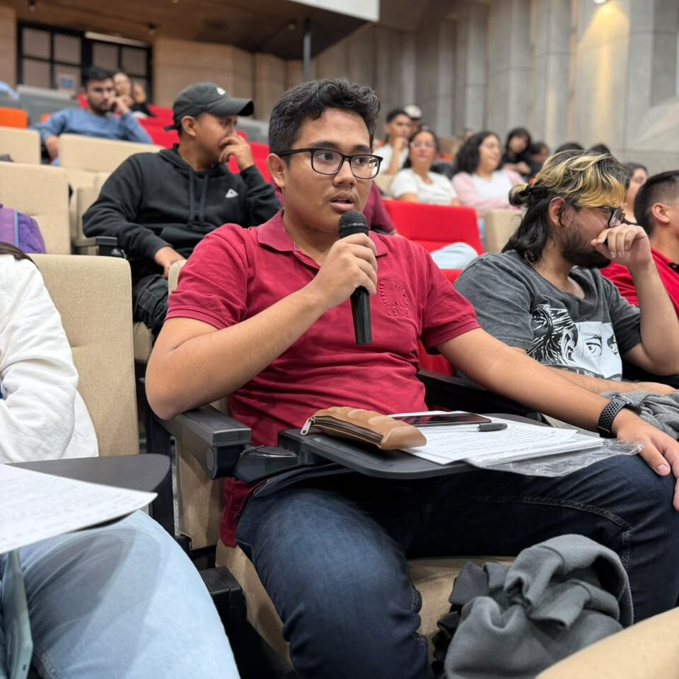 Las preguntas de los estudiantes fueron protagonistas durante la primera actividad programada en este evento.