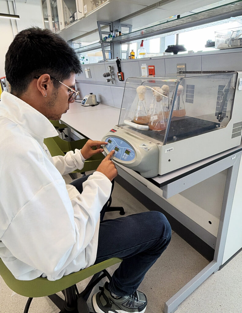 Estudiante en laboratorio en el EDIC UIS