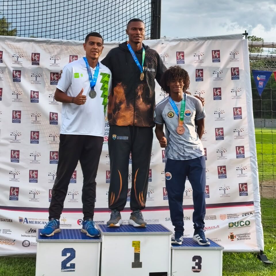 Randal Sebastián Garnica obtuvo la medalla de plata en la categoría salto triple masculino en los Juegos Nacionales Ascun Deportes 2026.