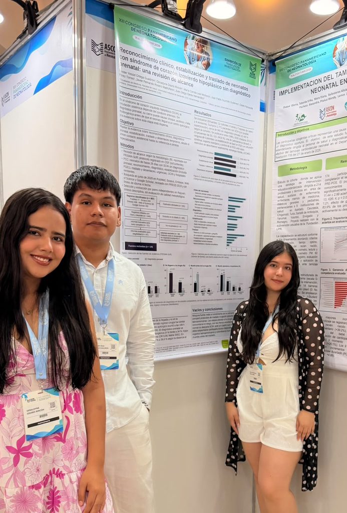 Estudiantes presentando póster