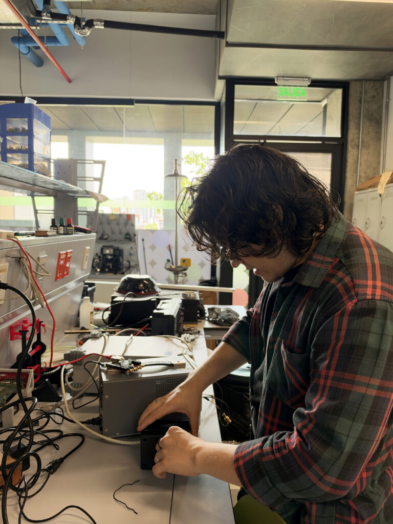 Profesor en el laboratorio de edificio EDIC UIS