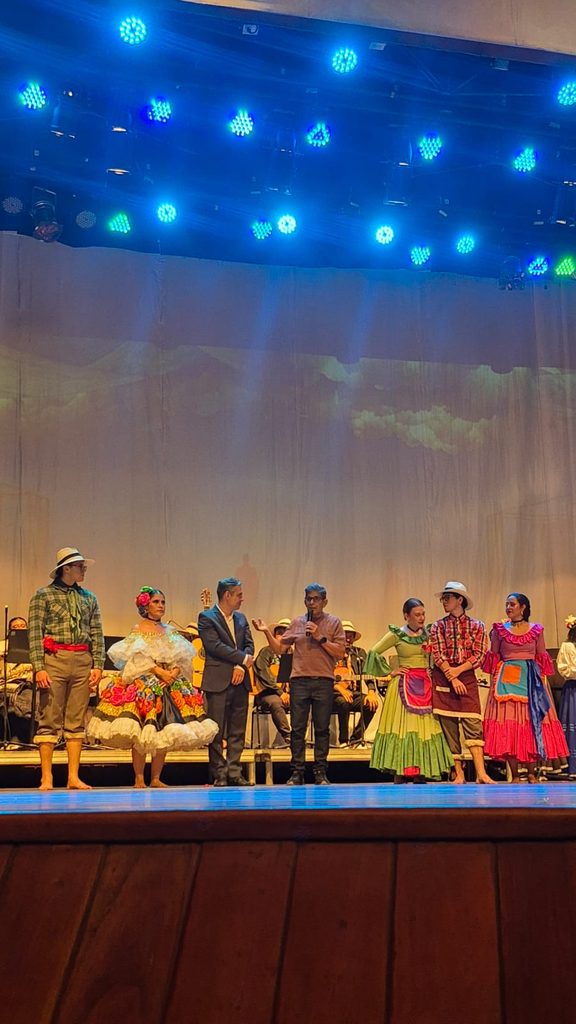 Integrantes del grupo de Música y Danzas Folclóricas UIS en la celebración de 50 años