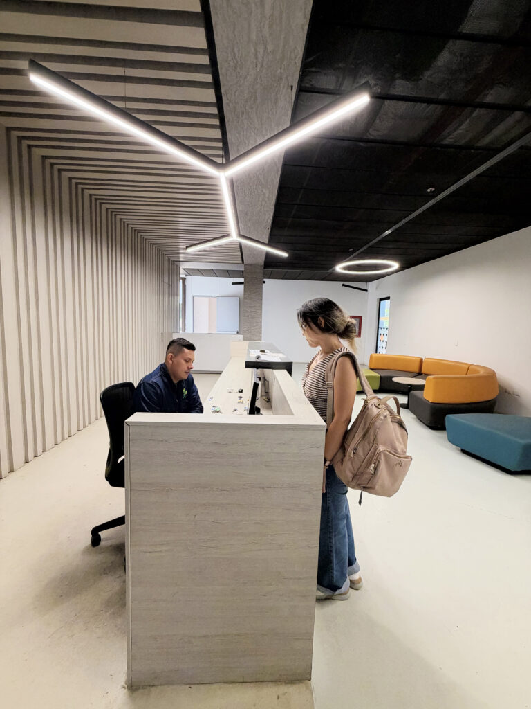 Estudiante en recepción edificio EDIC UIS