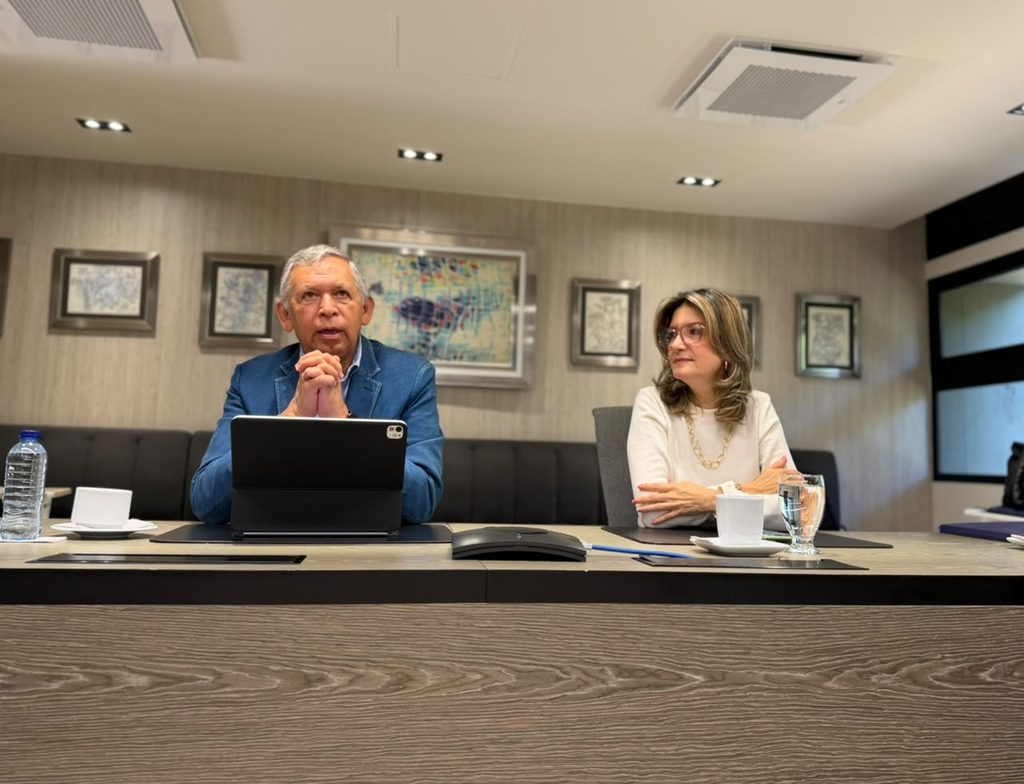 Rector, Hernán Porras Díaz, y Olga Mercedes Álvarez, vicerrectora académica.