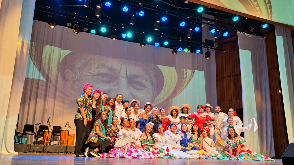 Integrantes de Macondo UIS posan en el escenario 