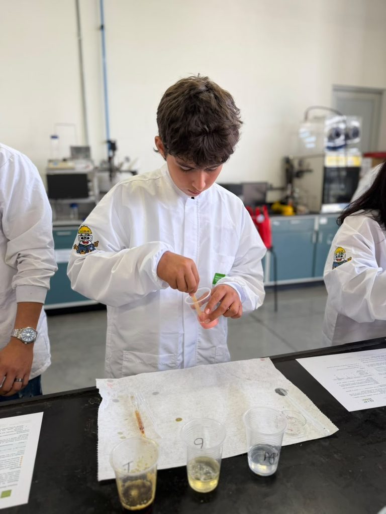 Estudiantes del Colegio Miguel Sánchez Hinestroza de Girón, participaron de las dinámicas en los laboratorios.