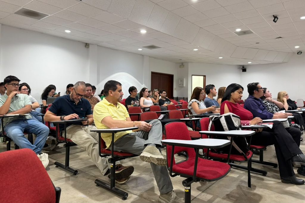 Estudiantes de pregrado y posgrado de la Escuela de Química participaron del encuentro.