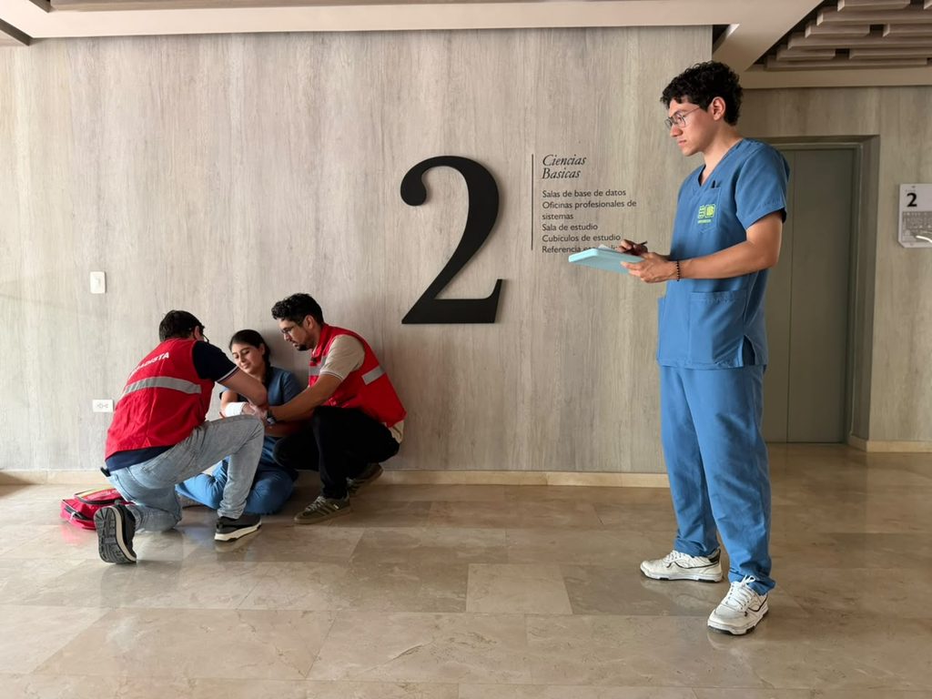 Dentro del simulacro se vivió una emergencia simulada con el accidente de una estudiante.