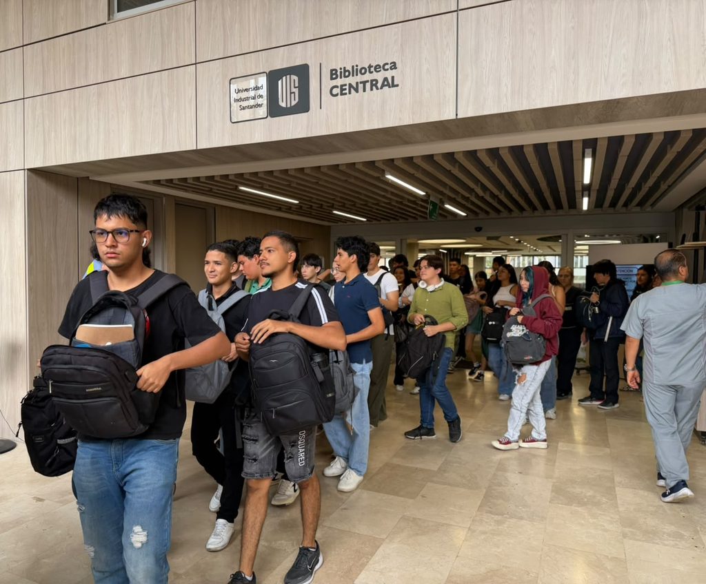 Estudiantes UIS de la Biblioteca Central participaron del Simulacro Nacional de Respuesta a Emergencias 2026.