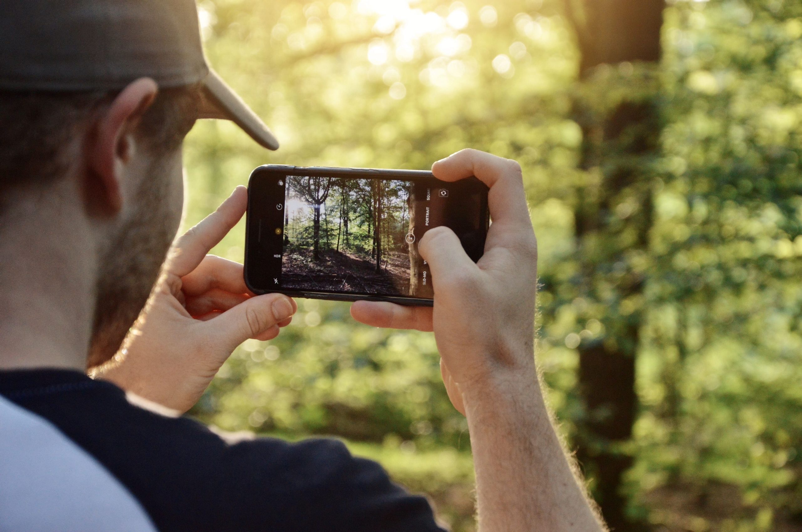 Persona grabando un paisaje con su celular