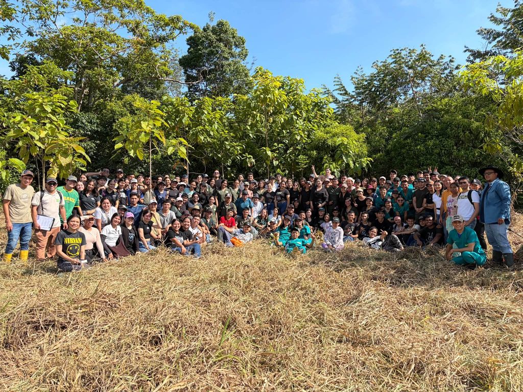 Grupo en siembra de árboles en el Parque de la Vida UIS Saravena