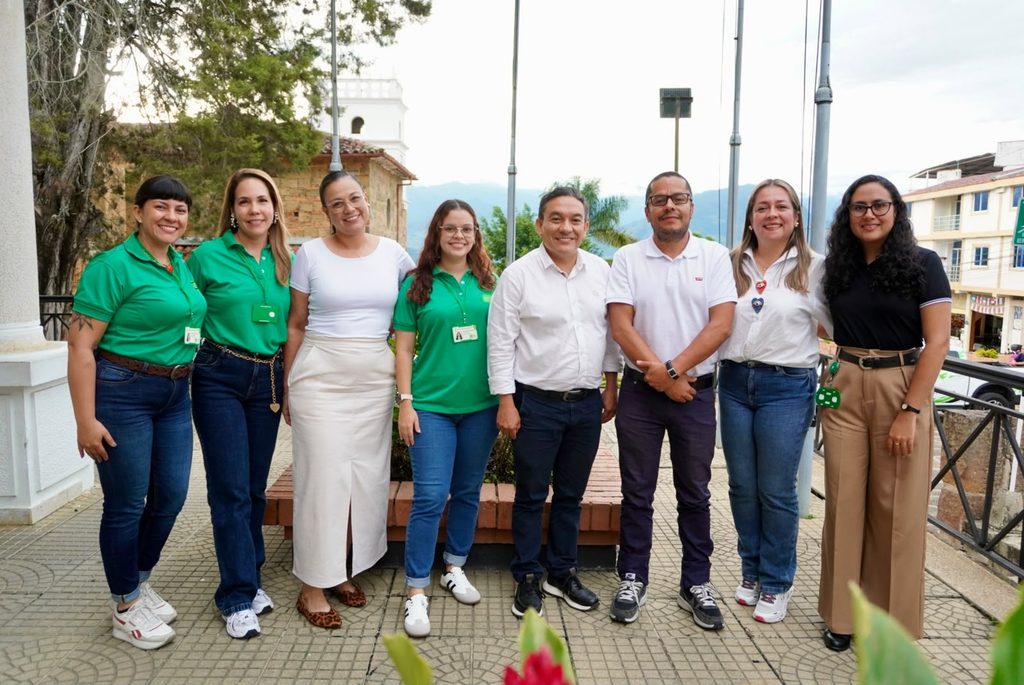Directivos, profesionales y delegado MEN durante la visita, recorrido y entrega de resultados del proyecto UIS.