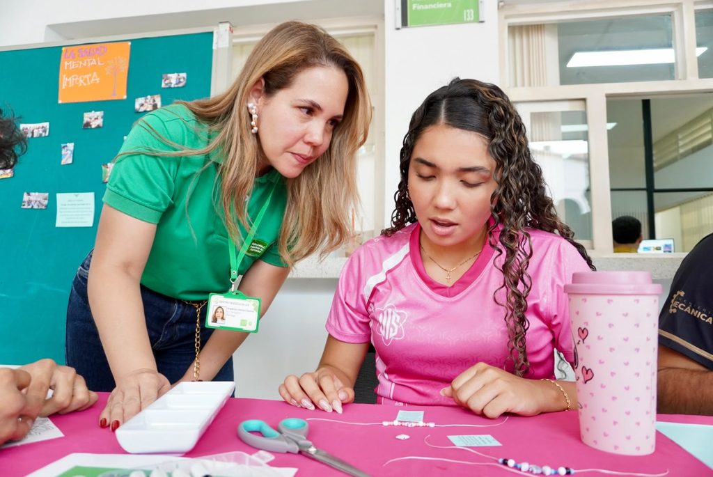 Profesional Centro de Escucha UIS en el Territorio durante el desarrollo de su labor en la sede regional.