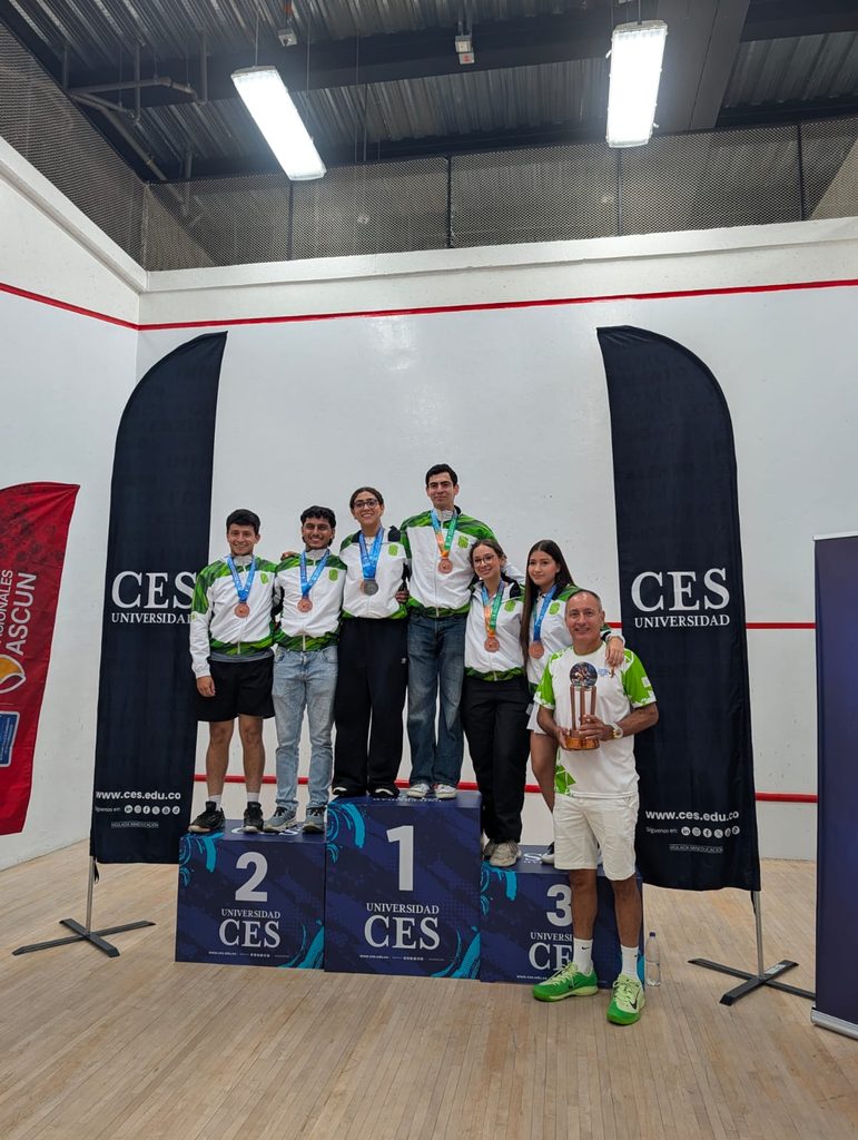 Imagen que muestra a la Selección de Squash en el podio.
