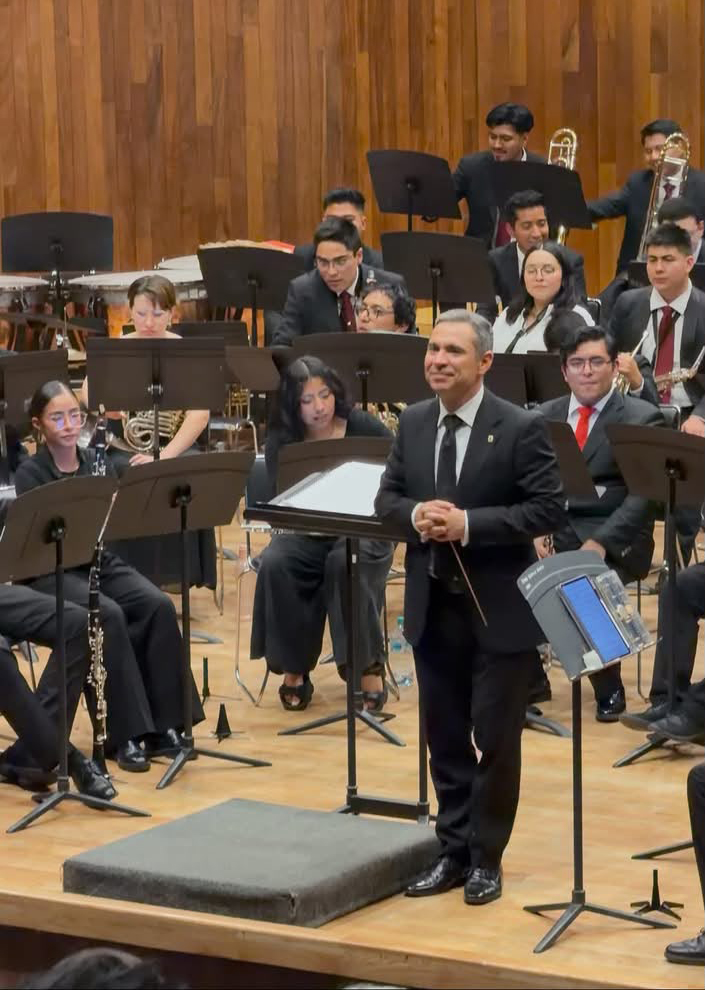 Profesor UIS Guillermo Gordillo junto a la banda sinfónica de la UNAM 
