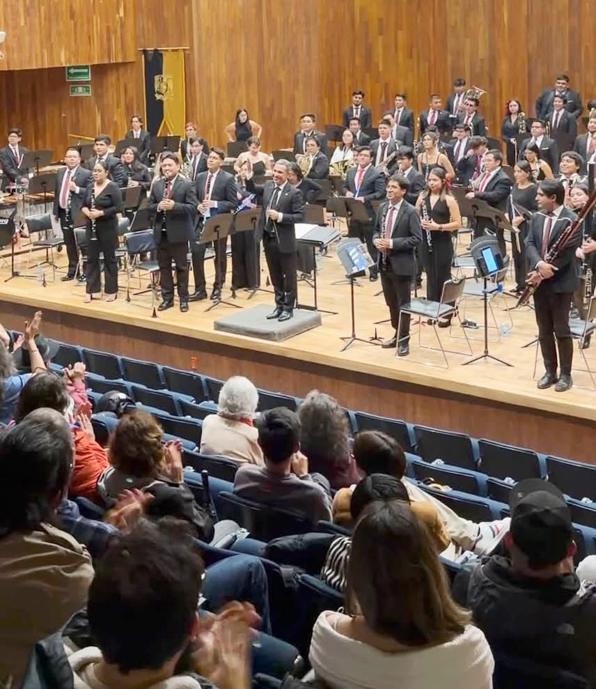 Banda Sinfónica de la UNAM junto al profesor UIS Guillermo Gordillo. 