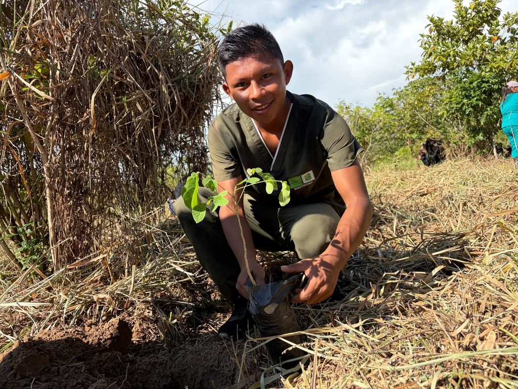 Estudiante siembra árbol en la UIS Saravena