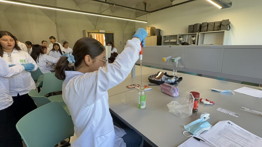 Estudiantes haciendo práctica en el Laboratorio de Química con los nuevos mesones