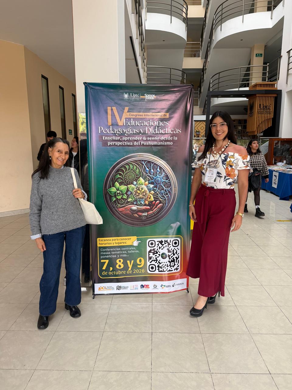 Jenny Paola Ayala Acevedo y la profesora de planta de la Escuela de Educación, María Helena Quijano Hernández
